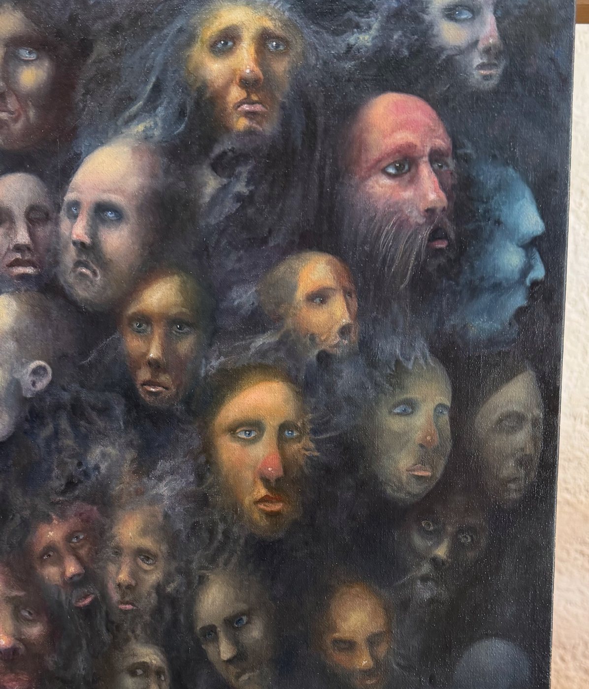 Foule de visages émergeant de l'obscurité brune.