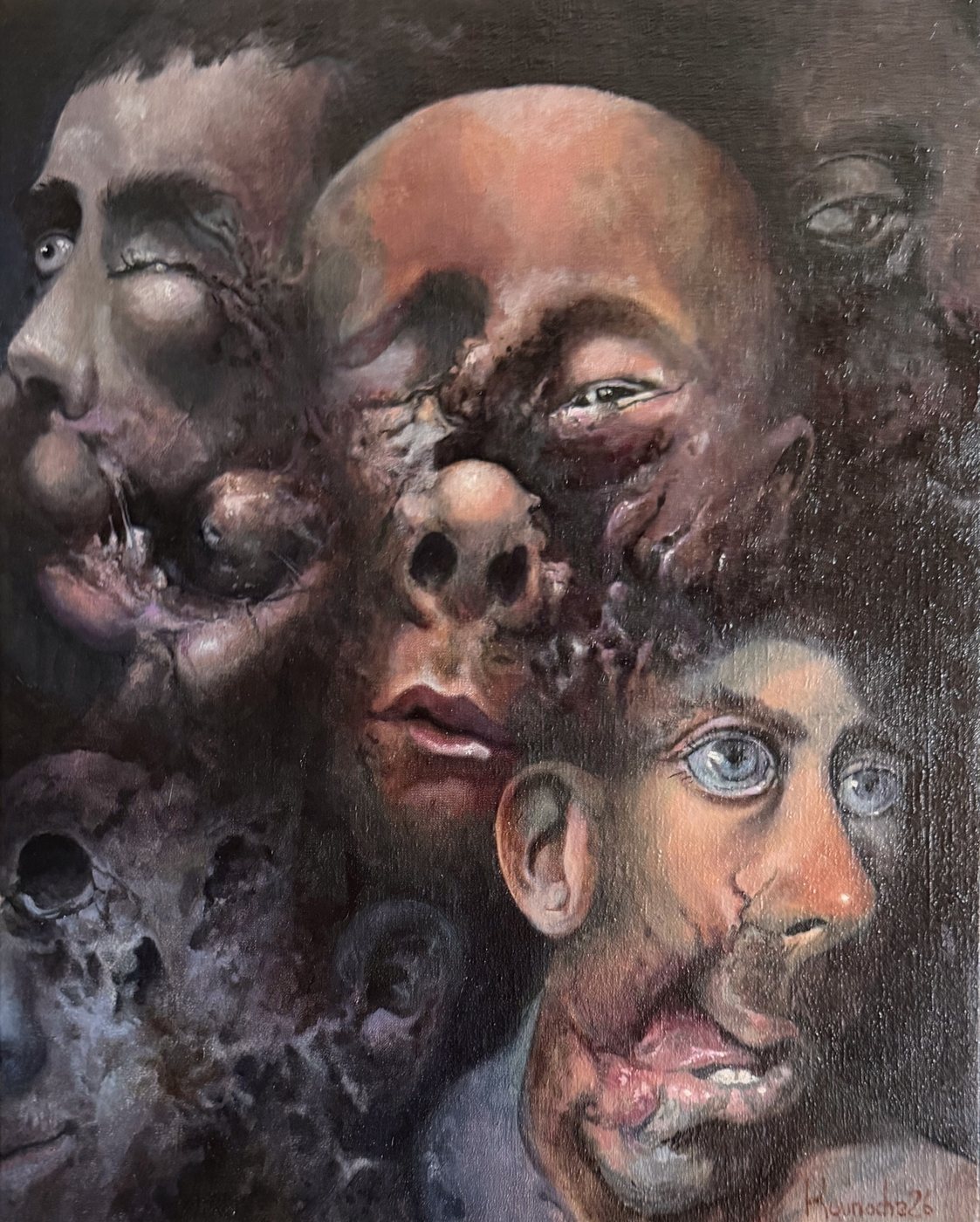 Groupe de visages abîmés serrés les uns contre les autres, sur fond sombre.