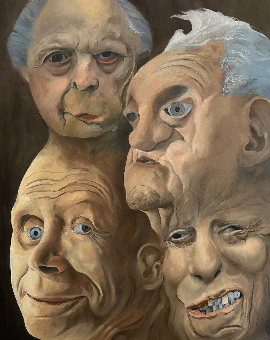 Quatre visages âgés et gris, marqués de cicatrices, qui sourient.