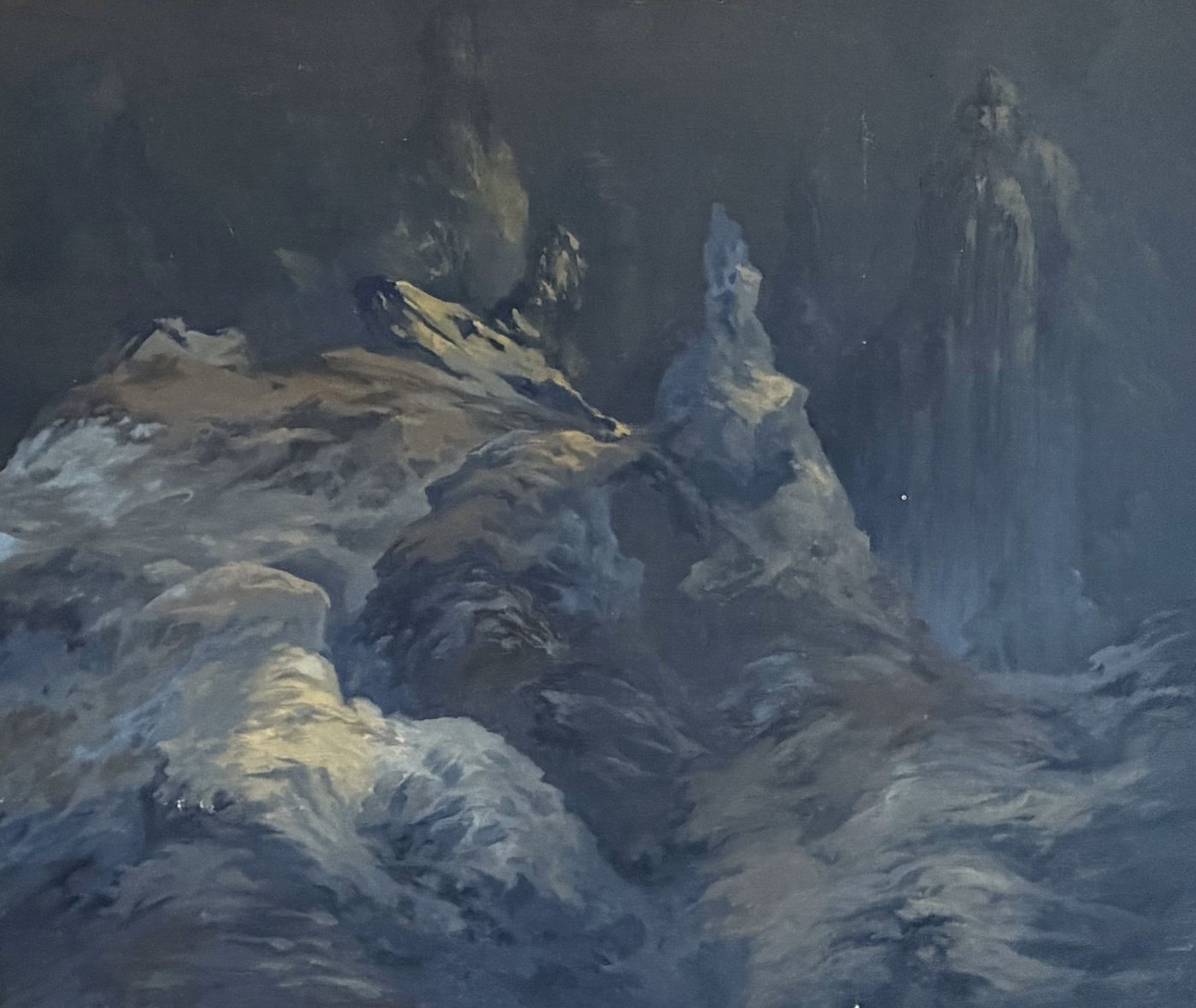 Montagne bleue de nuit, presque engloutie par l'ombre.