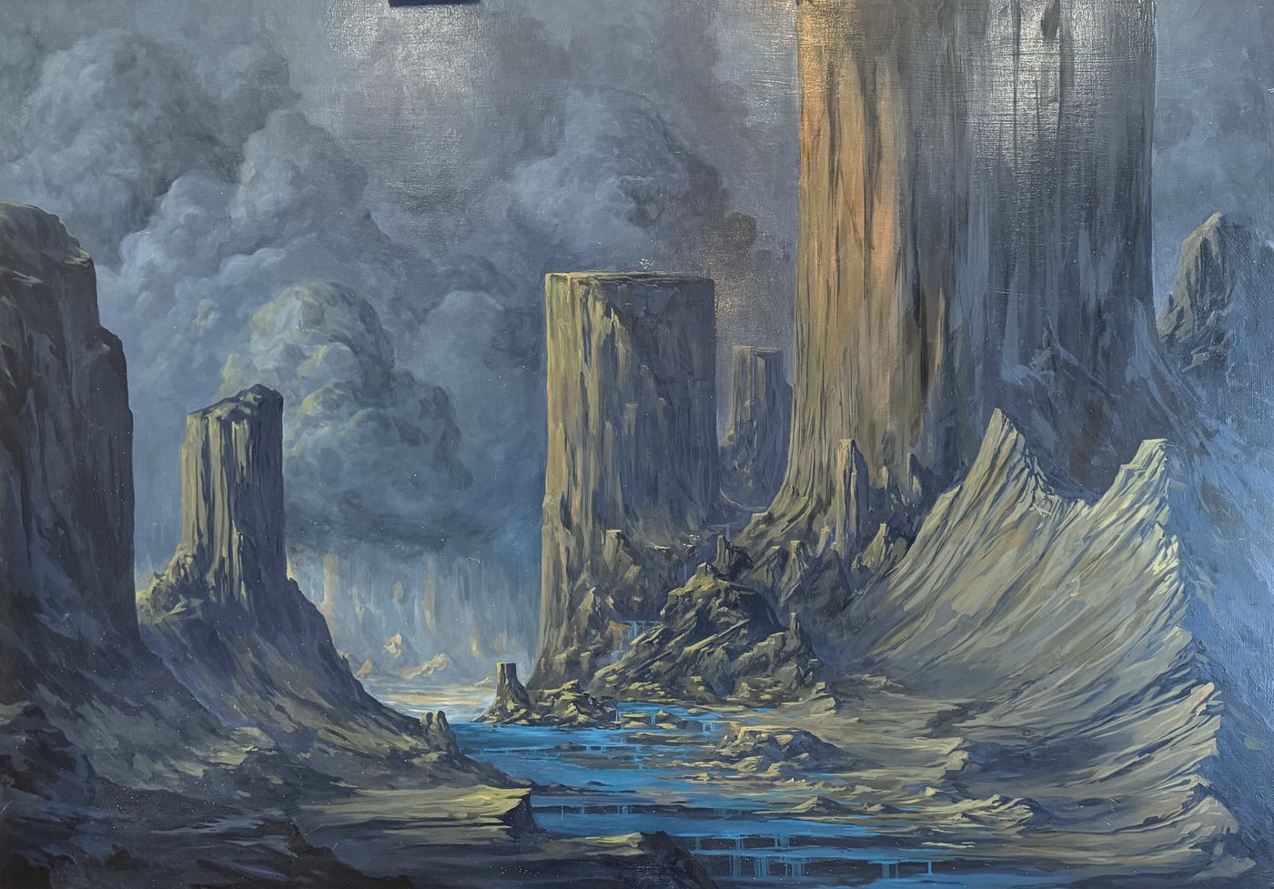 Tours de roche dressées au-dessus d'une eau sombre.