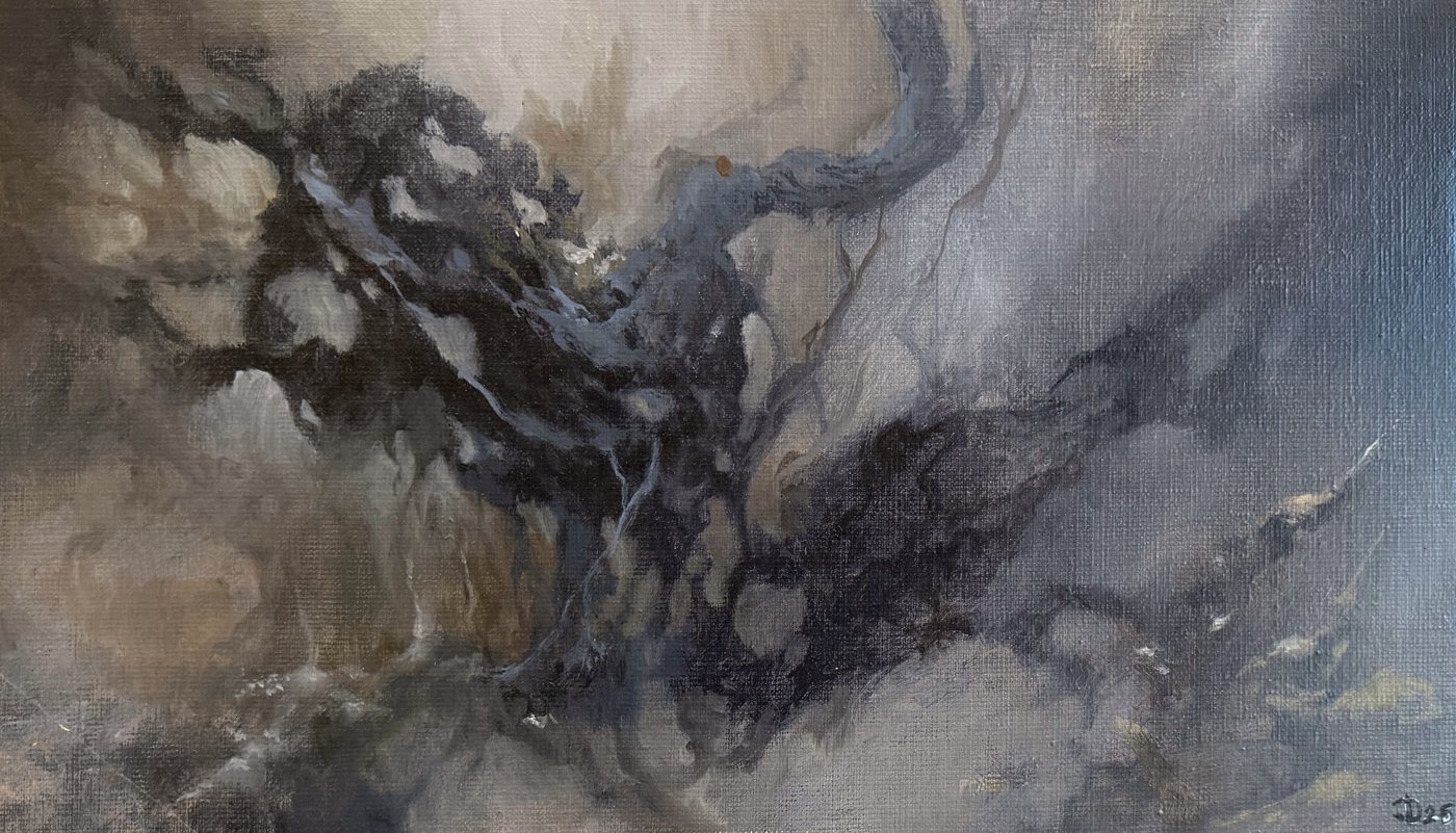 Masse tordue sombre émergeant d'une brume grise.